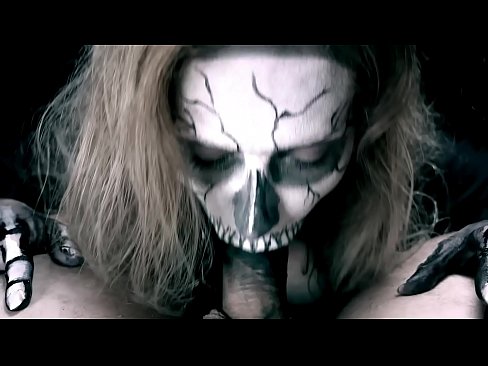 ❤️ Demon cailín sucking coileach lena béal dubh agus shlogtha cum. Físeán fuck ag ga.pornolymp.ru ﹏